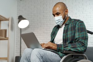 Homme handicapé au travail