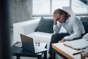 Homme d'affaires stressé au travail