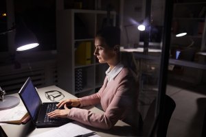 Femme faisant une annonce en ligne