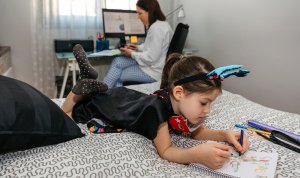 Maman en télétravail avec sa fille 