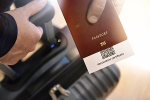 Homme voyageant avec pass sanitaire