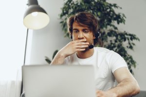 Homme en télétravail